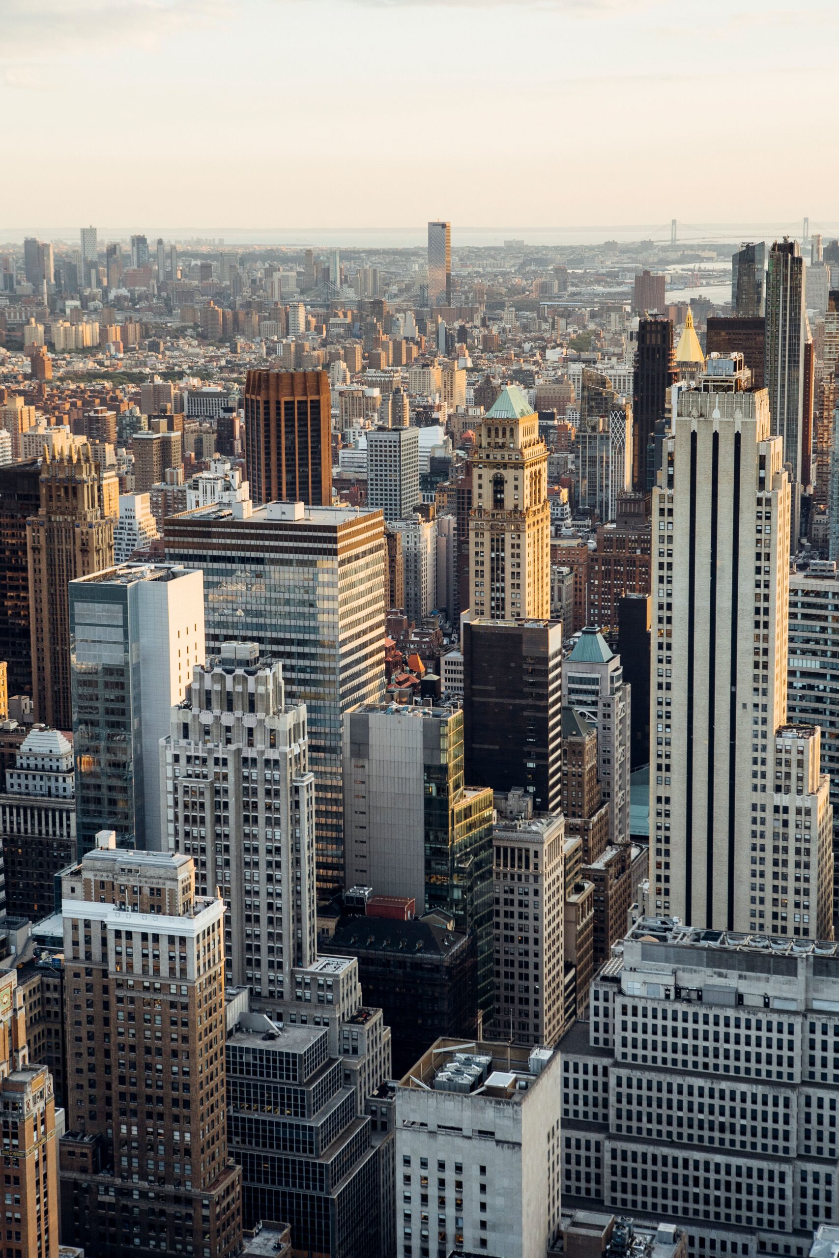 Vue aérienne des gratte-ciel de Manhattan au coucher du soleil, s’étendant jusqu’au port